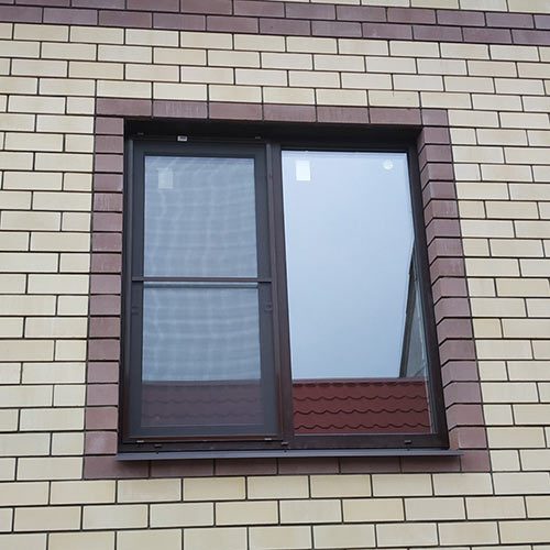 Пластиковое окно с ламинированным профилем